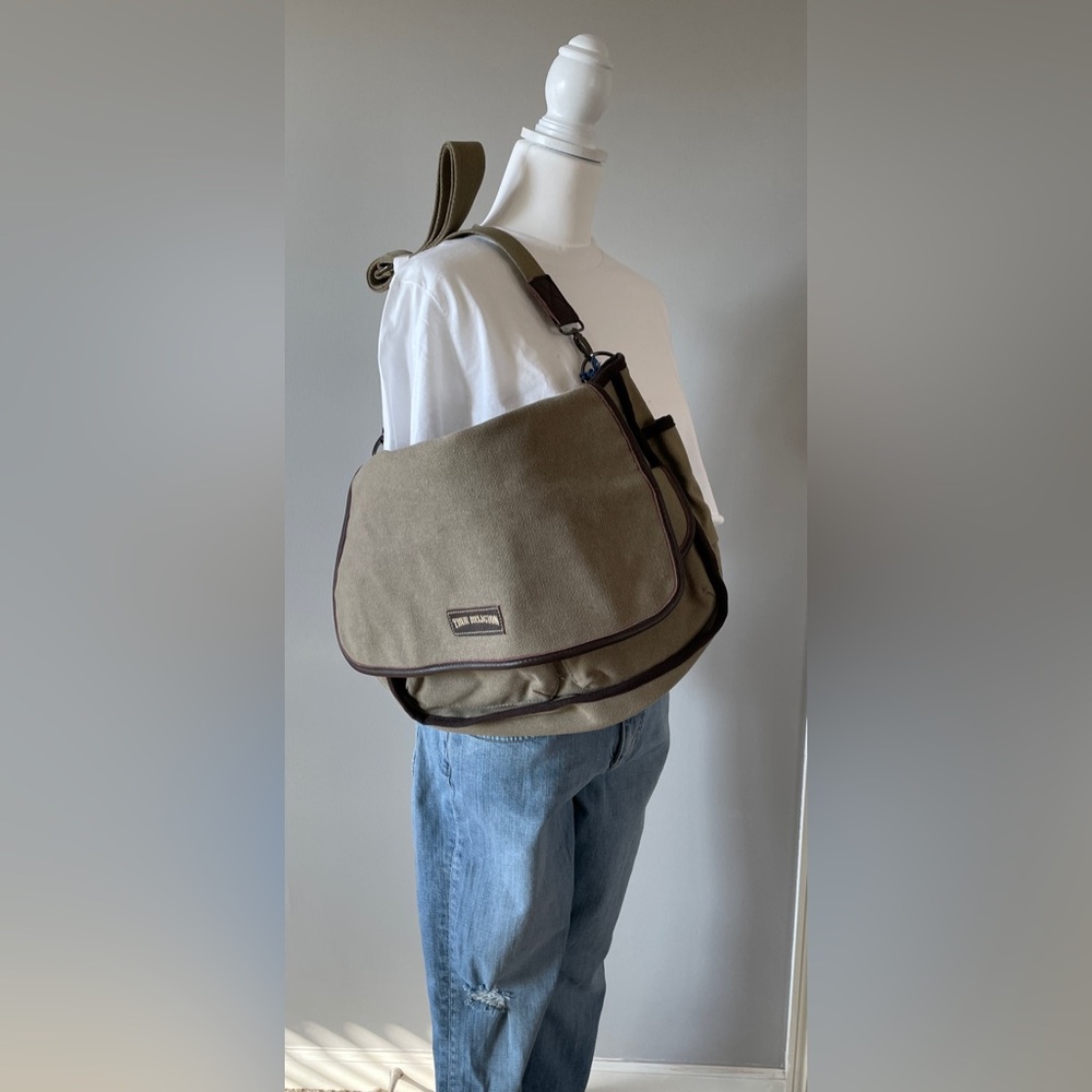 NEW TRUE RELIGION MESSENGER BAG RETAIL $148   :::TAGS ATTACHED:::